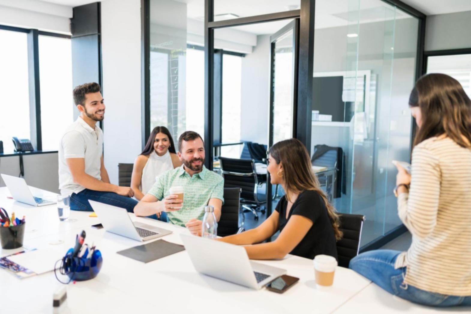 Equipo de analistas trabajando con datos financieros y herramientas de análisis fundamental en craviontelura